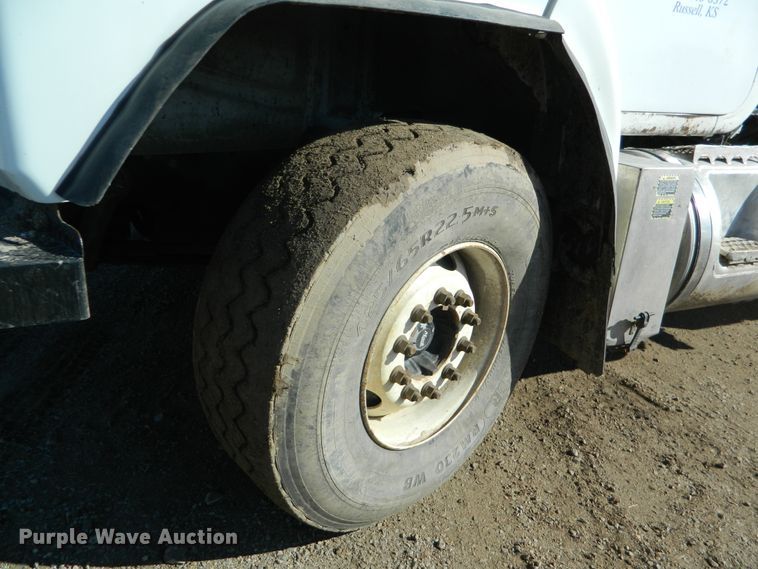 image for item DF4595 2001 Mack RD688S  vacuum truck