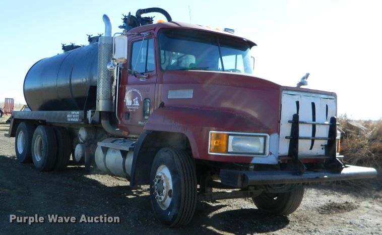 image for item DF4599 1998 Mack CH613  vacuum truck