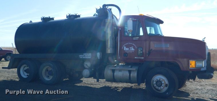 image for item DF4599 1998 Mack CH613  vacuum truck
