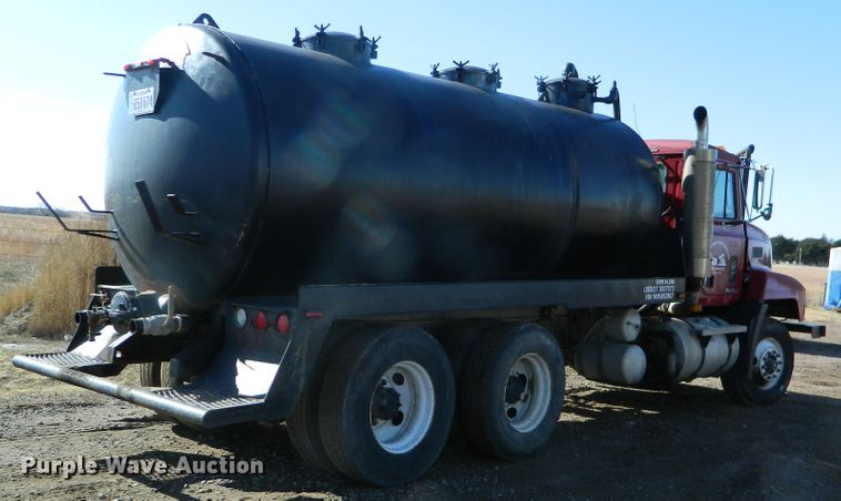 image for item DF4599 1998 Mack CH613  vacuum truck