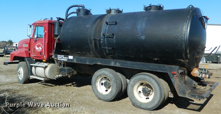 image for item DF4599 1998 Mack CH613  vacuum truck