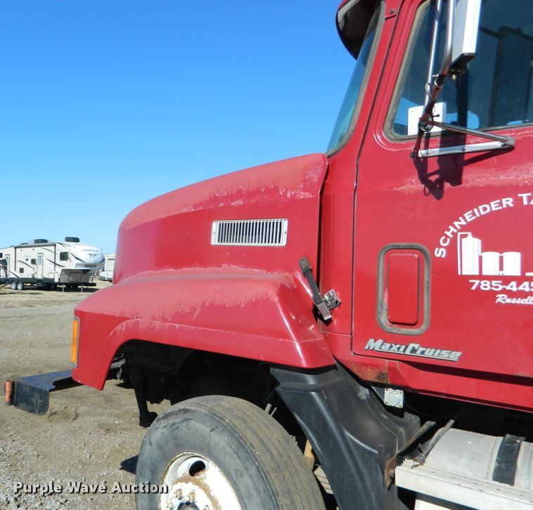 image for item DF4599 1998 Mack CH613  vacuum truck