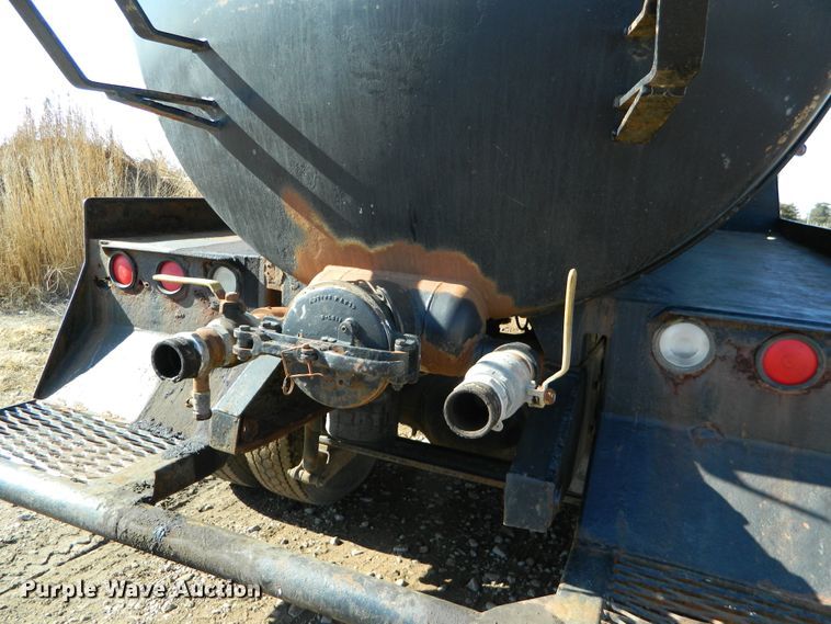 image for item DF4599 1998 Mack CH613  vacuum truck