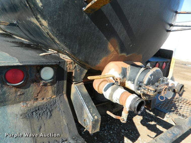 image for item DF4599 1998 Mack CH613  vacuum truck