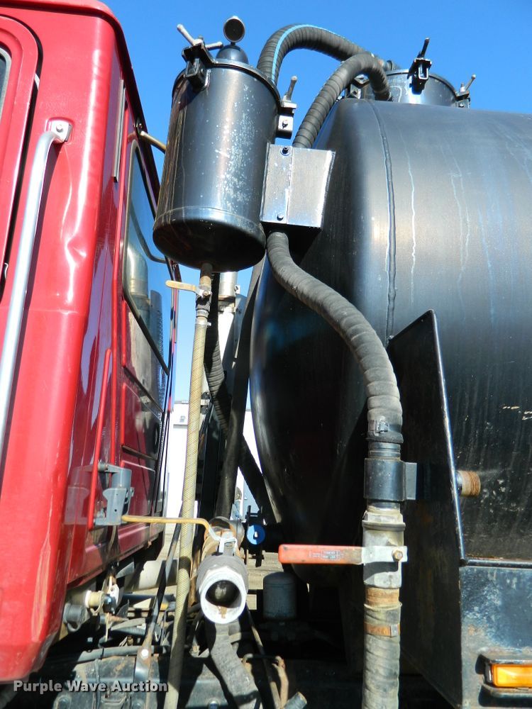 image for item DF4599 1998 Mack CH613  vacuum truck