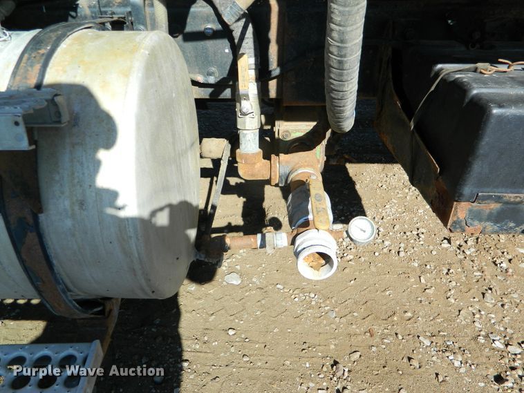 image for item DF4599 1998 Mack CH613  vacuum truck