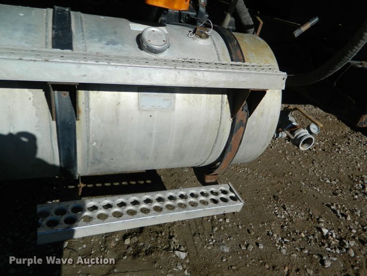 image for item DF4599 1998 Mack CH613  vacuum truck