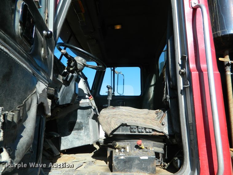 image for item DF4599 1998 Mack CH613  vacuum truck