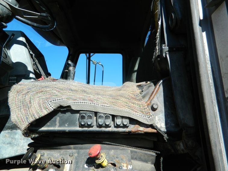 image for item DF4599 1998 Mack CH613  vacuum truck