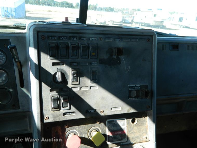 image for item DF4599 1998 Mack CH613  vacuum truck