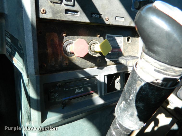 image for item DF4599 1998 Mack CH613  vacuum truck