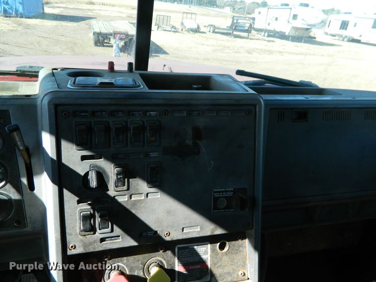 image for item DF4599 1998 Mack CH613  vacuum truck