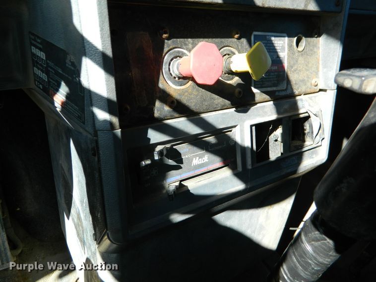 image for item DF4599 1998 Mack CH613  vacuum truck