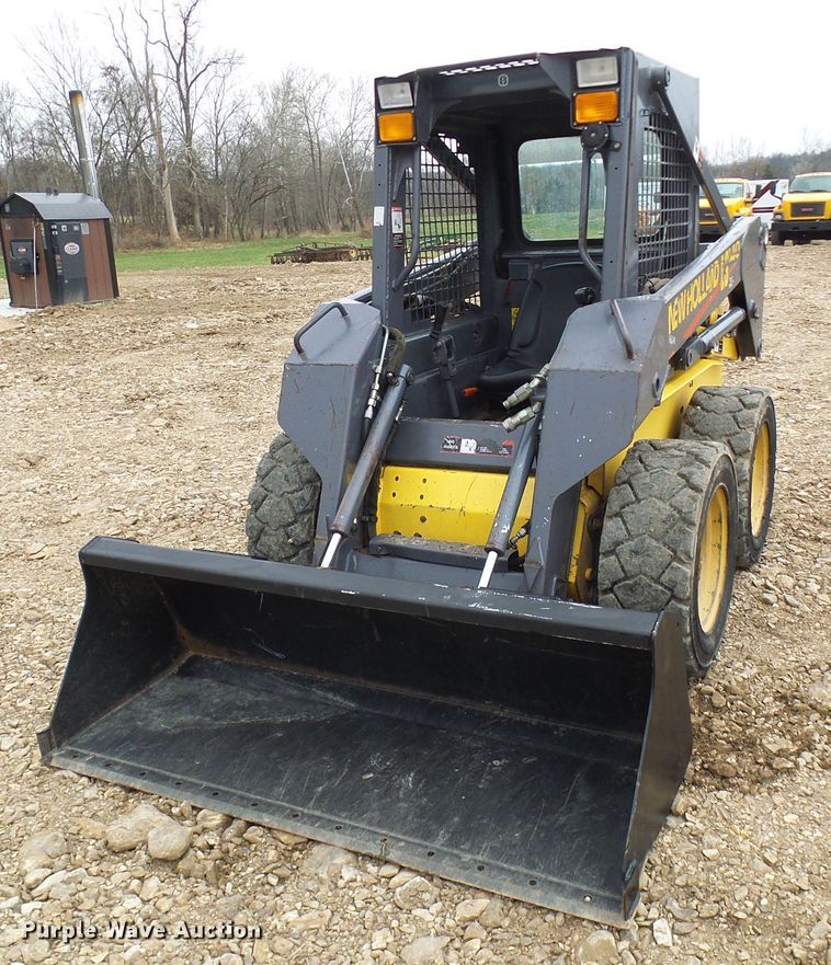 image for item DG2130 2001 New Holland LS140  skid steer loader