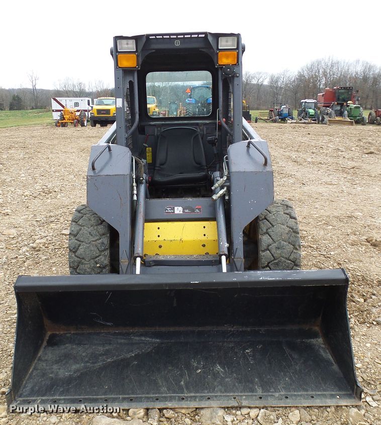 image for item DG2130 2001 New Holland LS140  skid steer loader