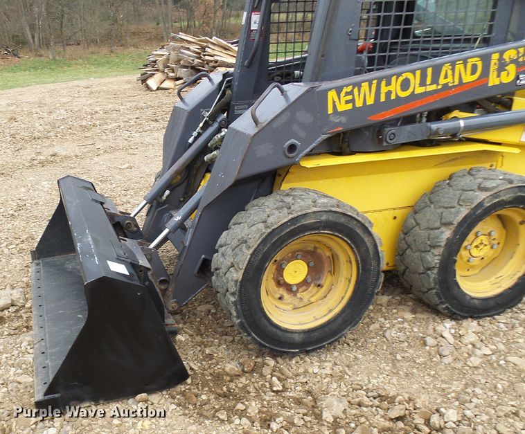image for item DG2130 2001 New Holland LS140  skid steer loader
