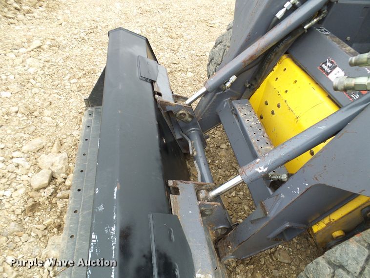 image for item DG2130 2001 New Holland LS140  skid steer loader