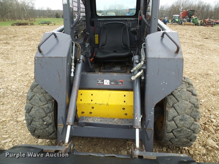 image for item DG2130 2001 New Holland LS140  skid steer loader