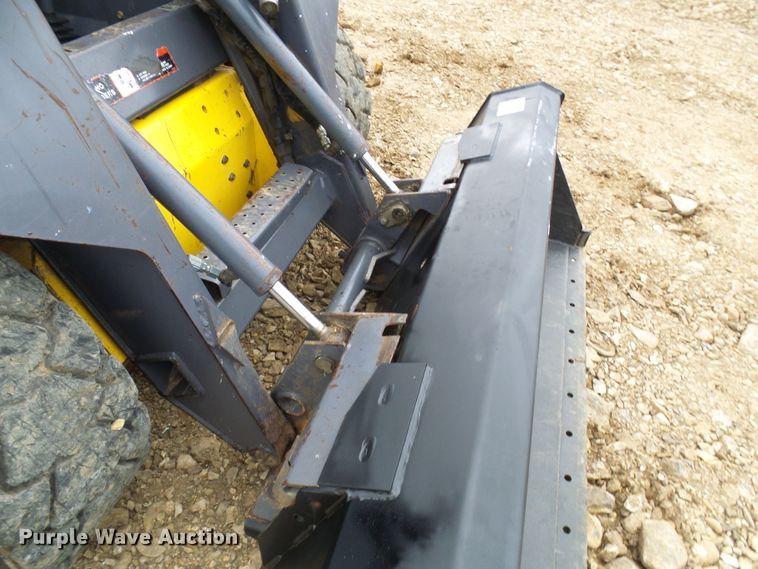 image for item DG2130 2001 New Holland LS140  skid steer loader