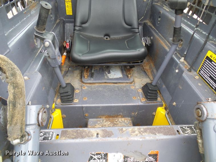 image for item DG2130 2001 New Holland LS140  skid steer loader
