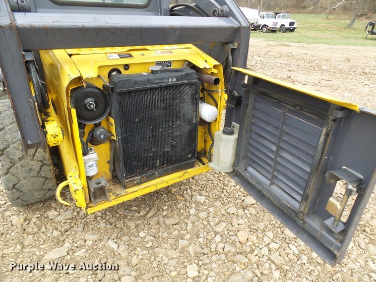 image for item DG2130 2001 New Holland LS140  skid steer loader
