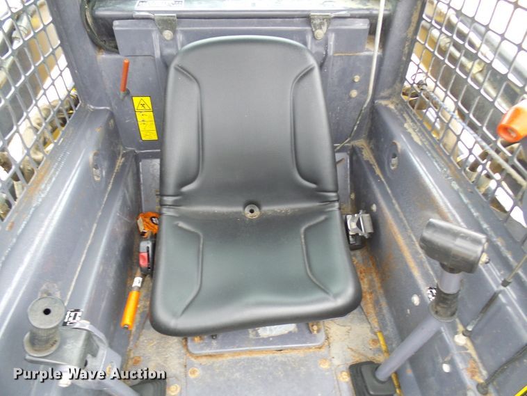 image for item DG2130 2001 New Holland LS140  skid steer loader