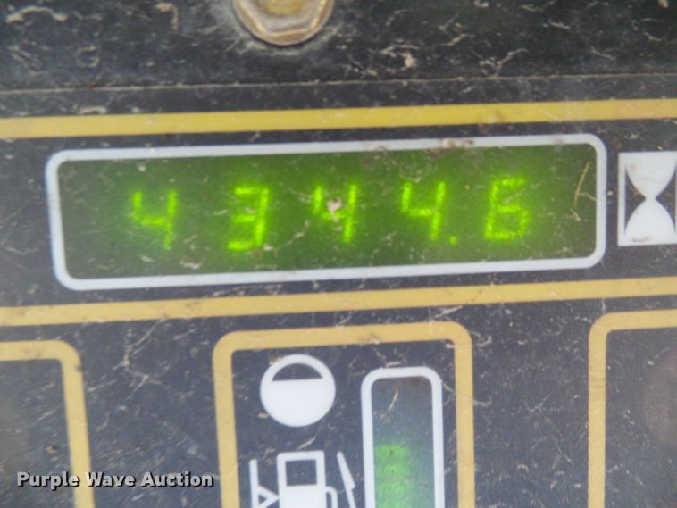 image for item DG2130 2001 New Holland LS140  skid steer loader