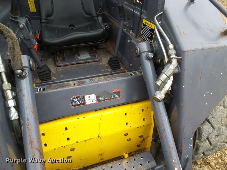 image for item DG2130 2001 New Holland LS140  skid steer loader