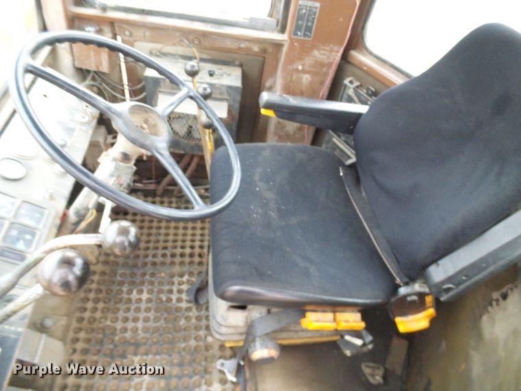 image for item DG2132 1984 International Harvester 530  wheel loader