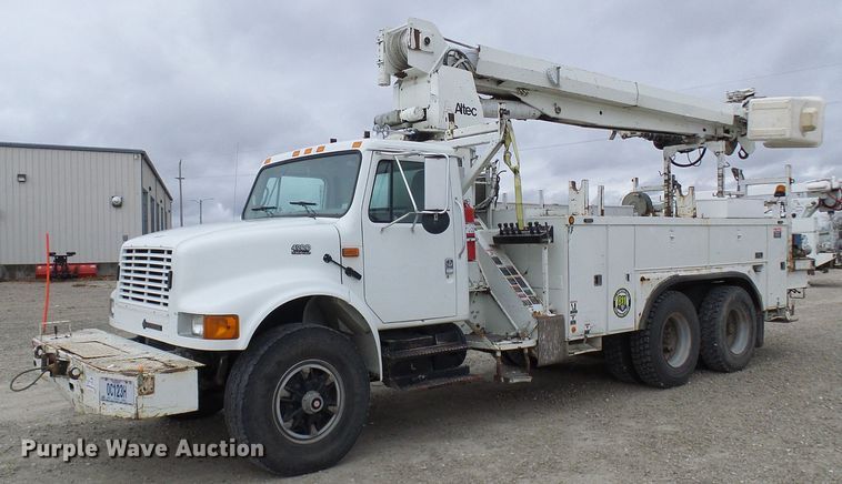image for item DG2141 2001 International 4900  digger derrick truck
