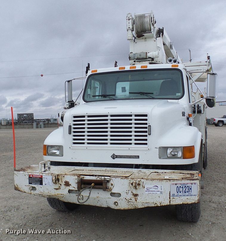 image for item DG2141 2001 International 4900  digger derrick truck
