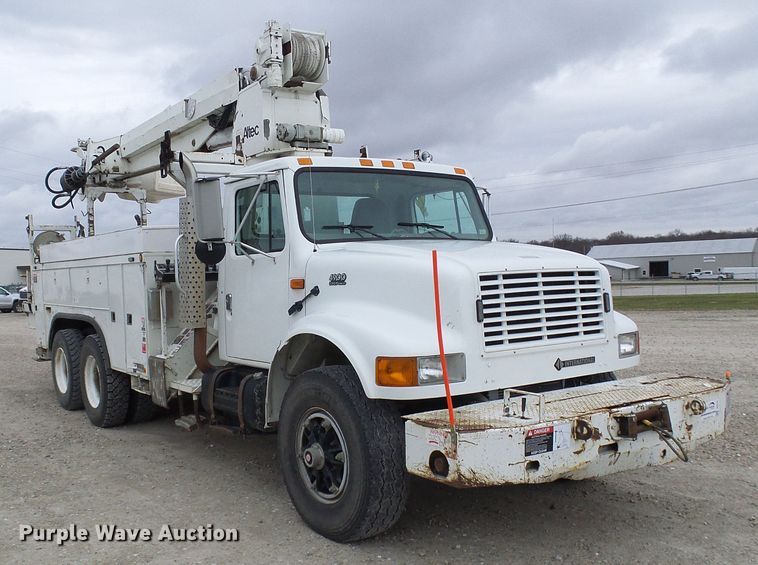 image for item DG2141 2001 International 4900  digger derrick truck