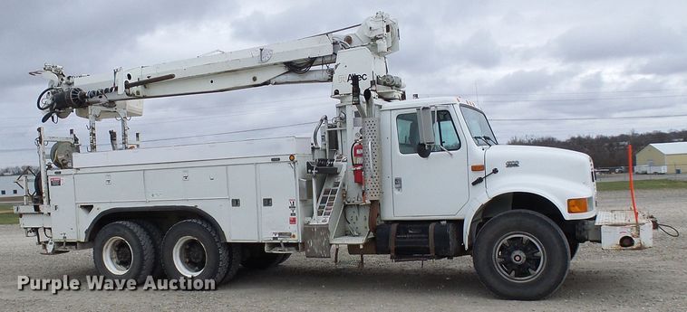 image for item DG2141 2001 International 4900  digger derrick truck