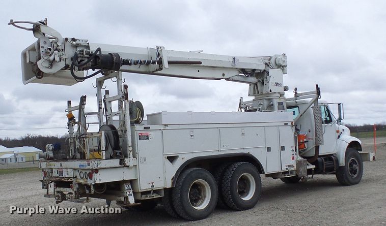 image for item DG2141 2001 International 4900  digger derrick truck