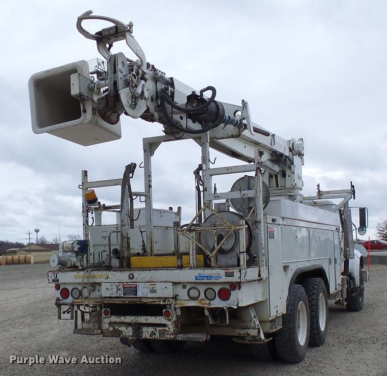 image for item DG2141 2001 International 4900  digger derrick truck