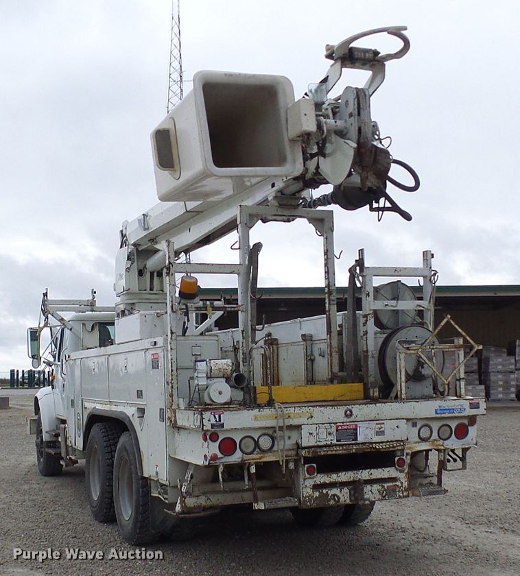 image for item DG2141 2001 International 4900  digger derrick truck