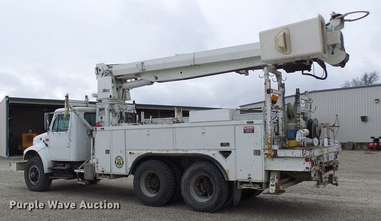 image for item DG2141 2001 International 4900  digger derrick truck