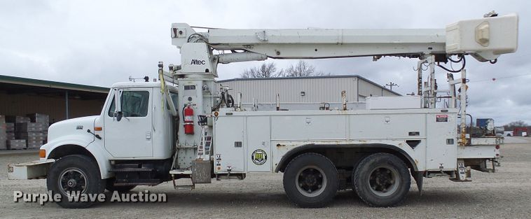 image for item DG2141 2001 International 4900  digger derrick truck