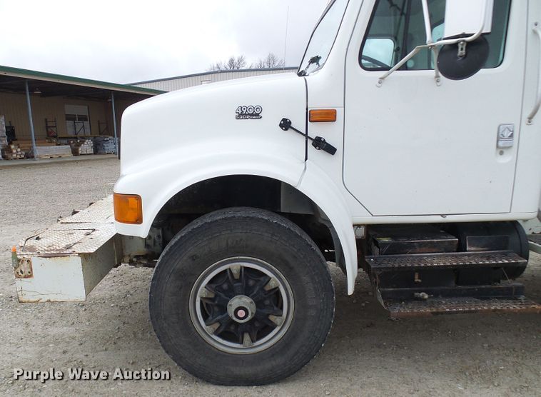image for item DG2141 2001 International 4900  digger derrick truck