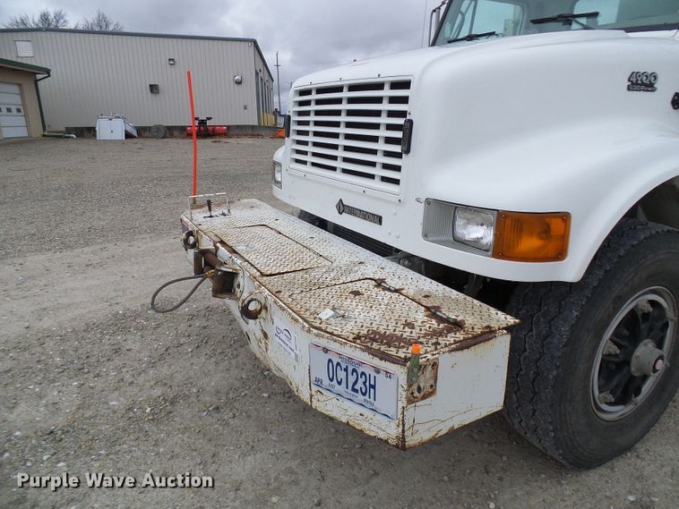 image for item DG2141 2001 International 4900  digger derrick truck