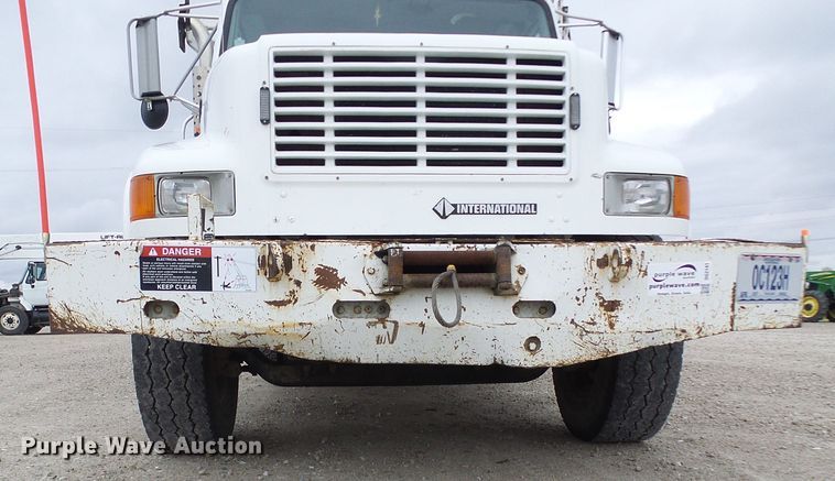 image for item DG2141 2001 International 4900  digger derrick truck