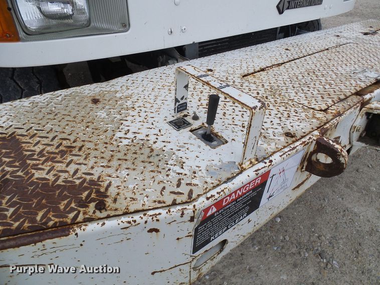 image for item DG2141 2001 International 4900  digger derrick truck