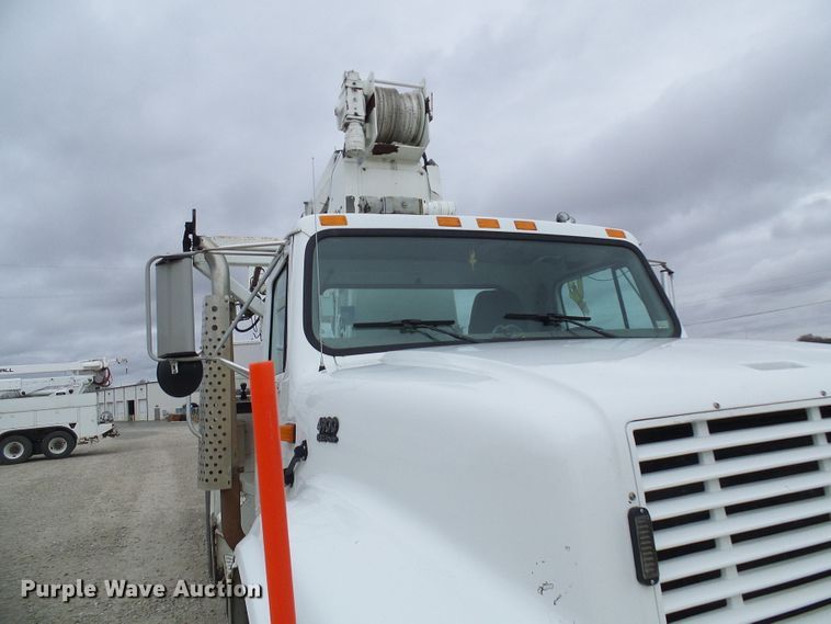 image for item DG2141 2001 International 4900  digger derrick truck