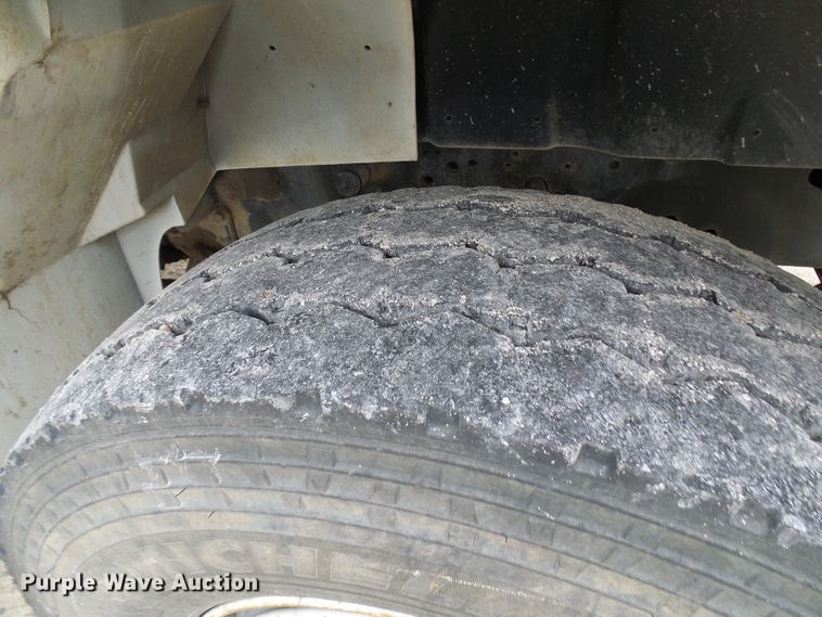 image for item DG2141 2001 International 4900  digger derrick truck