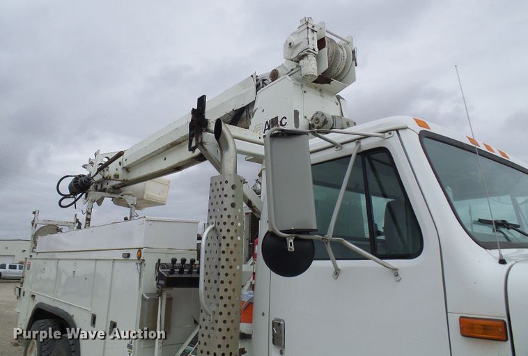 image for item DG2141 2001 International 4900  digger derrick truck