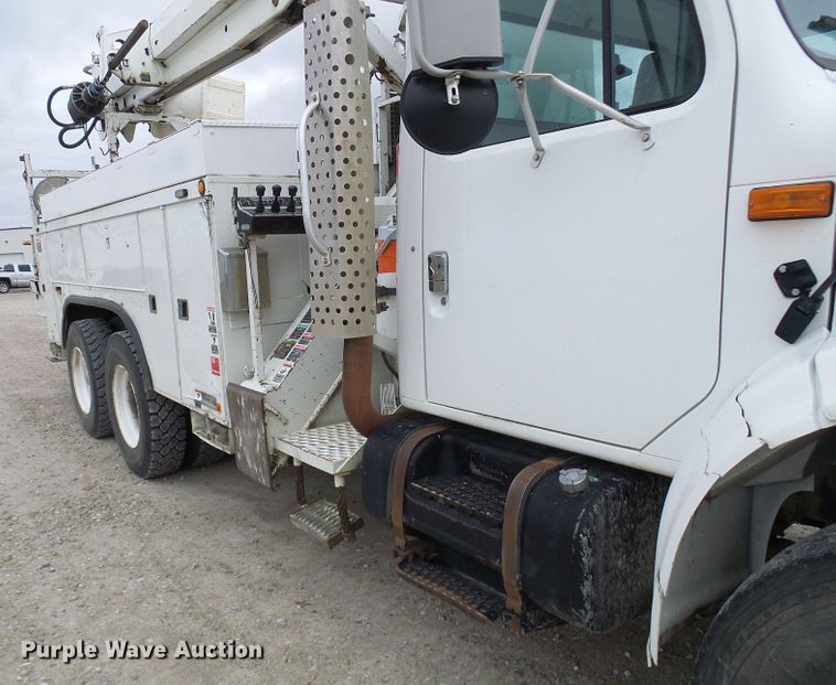 image for item DG2141 2001 International 4900  digger derrick truck