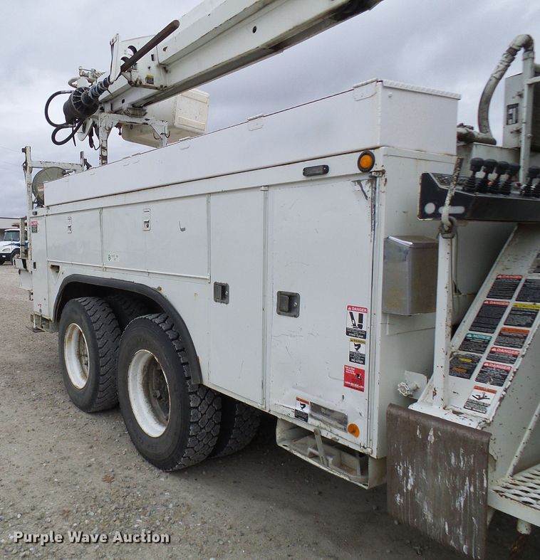 image for item DG2141 2001 International 4900  digger derrick truck