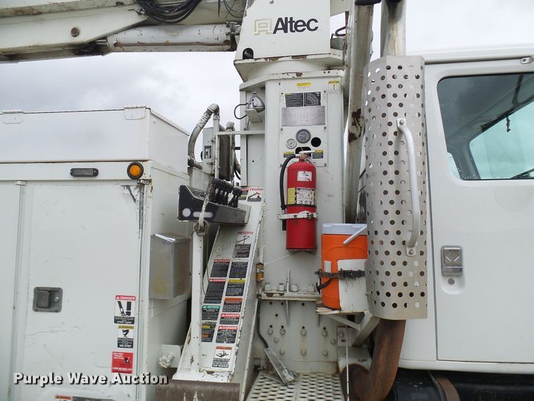 image for item DG2141 2001 International 4900  digger derrick truck