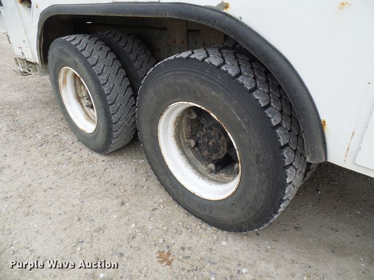 image for item DG2141 2001 International 4900  digger derrick truck