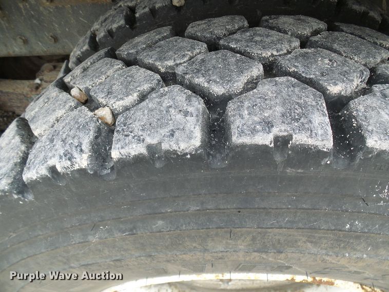 image for item DG2141 2001 International 4900  digger derrick truck